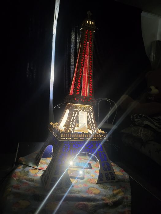 Turn Eiffel făcut din placaj