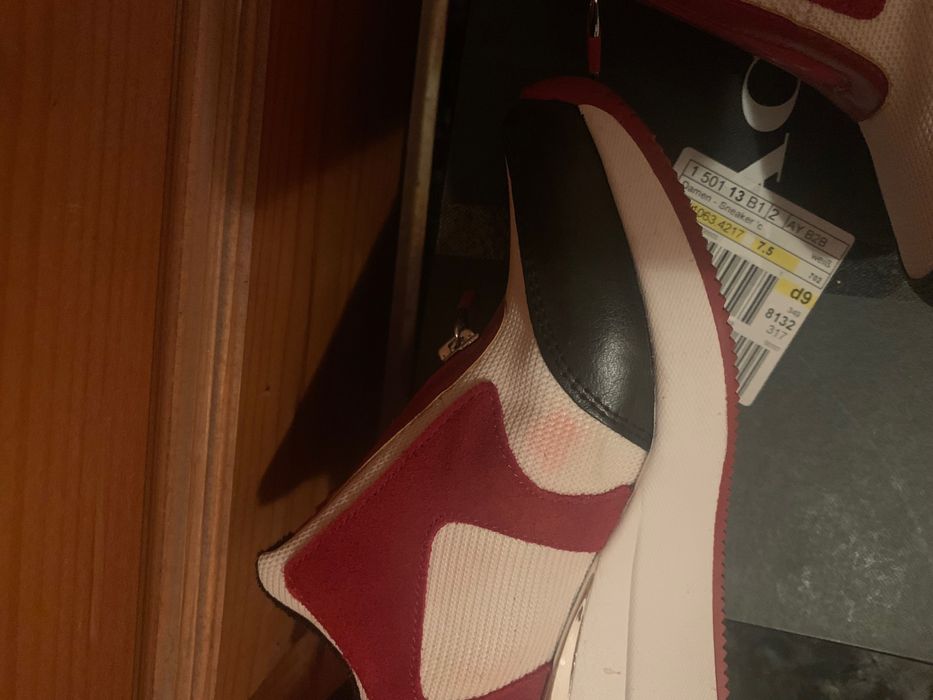 Маратонки DKNY червено, бяло и черно