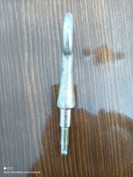 Кука за теглене М12. Краят ѝ е оформен като отвертка.