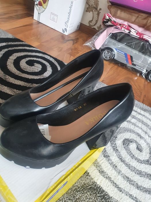 Туфли с каблуком стильные новые