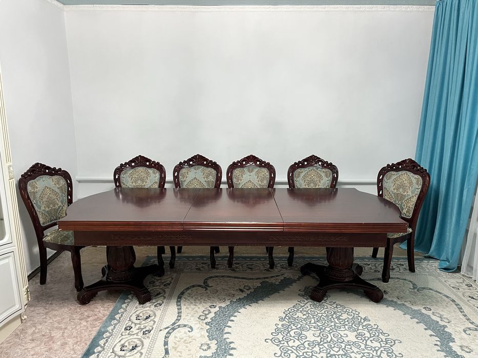 Стол со стульями