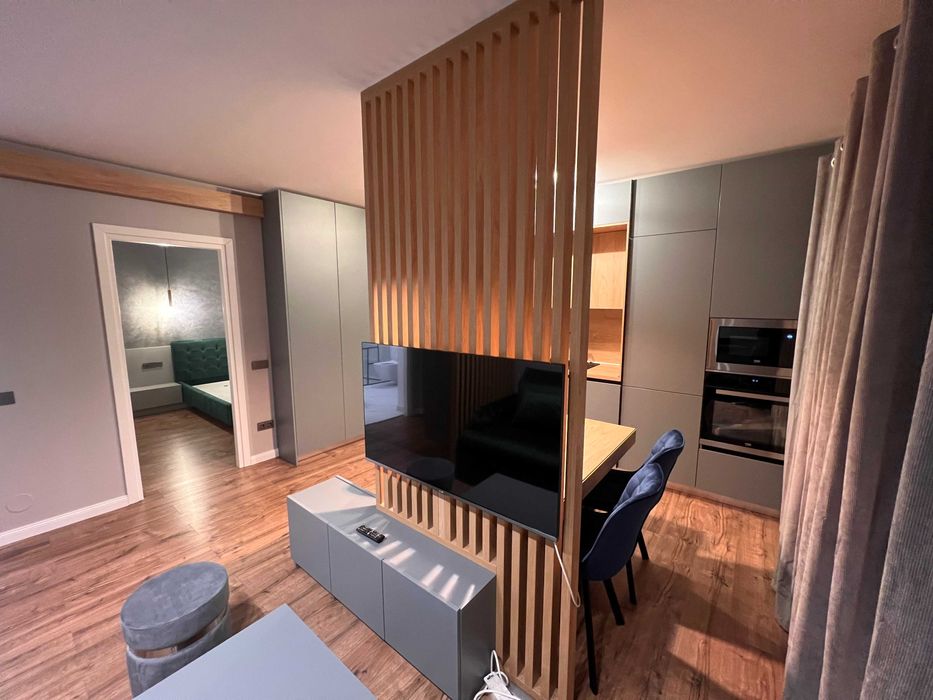 Dau in chirie 2 camere - lux - loc de parcare inclus