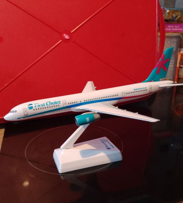 Фигура "Момиченце на дървен кон" и два самолета