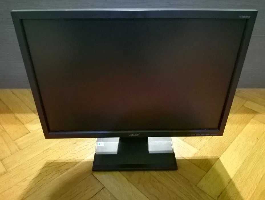 Два комплекта компютри