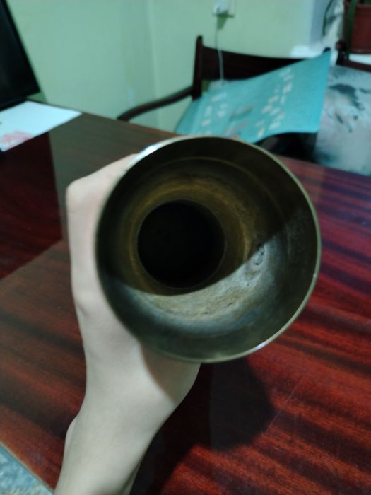 винтажная латунная ваза, изготовленная в Индии.