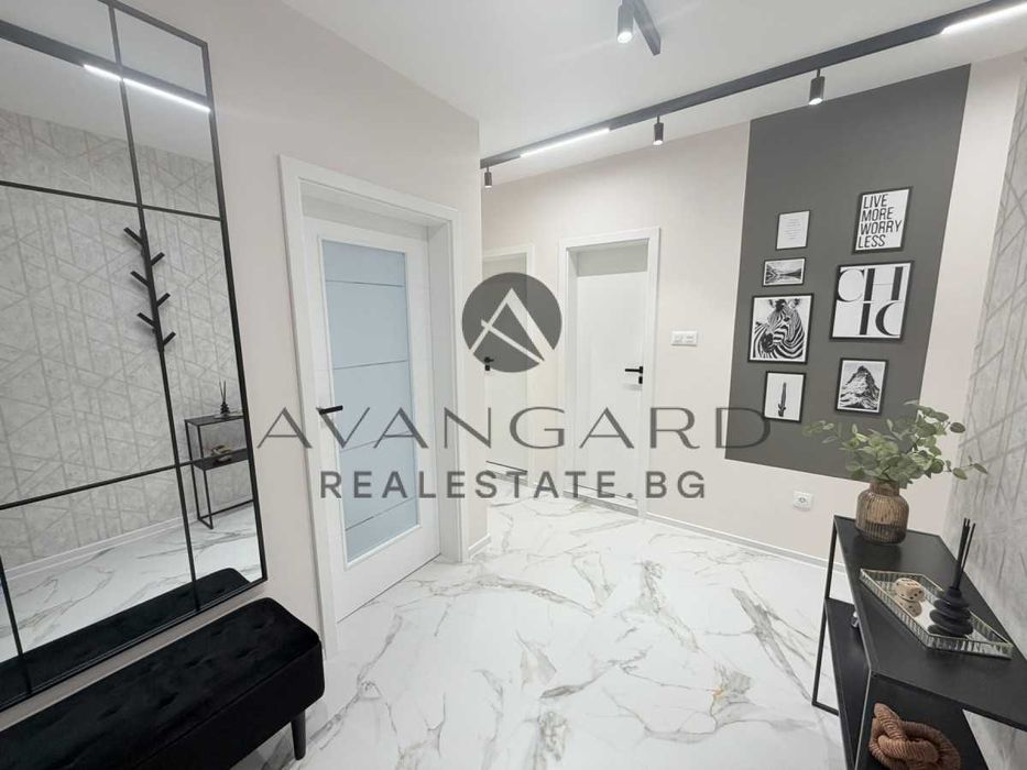 оф.25472 Дизайнерски тристаен/ Съдийски