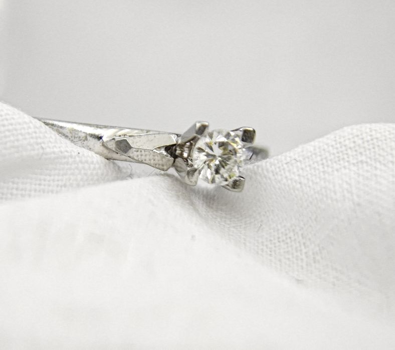 Пръстен от бяло злато с диамант