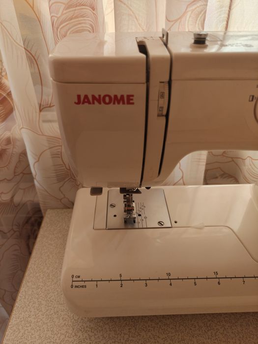 Швейная машинка Janome.