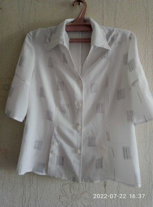 Блузку классическую продам