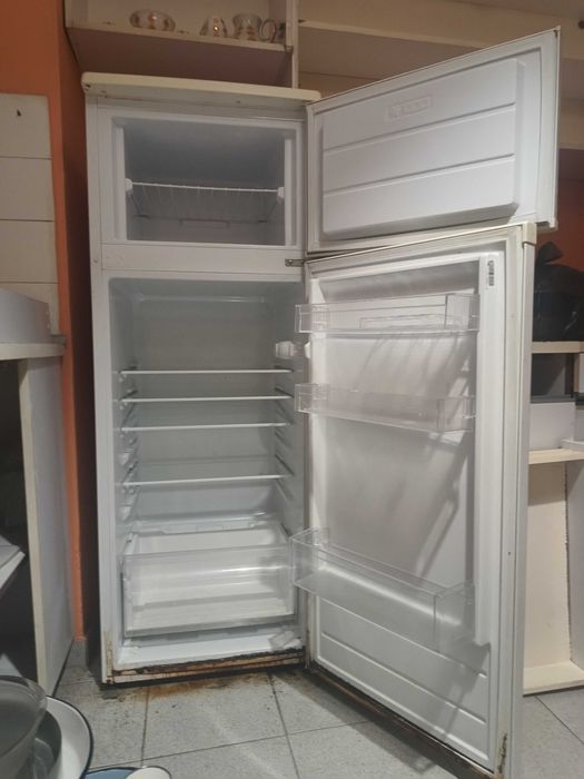 Хладилник в доро състояние.
