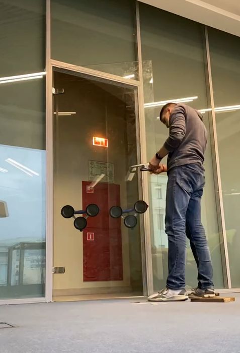 Ремонт регулеровка стеклянных дверей ветрожей и куп раздвижные