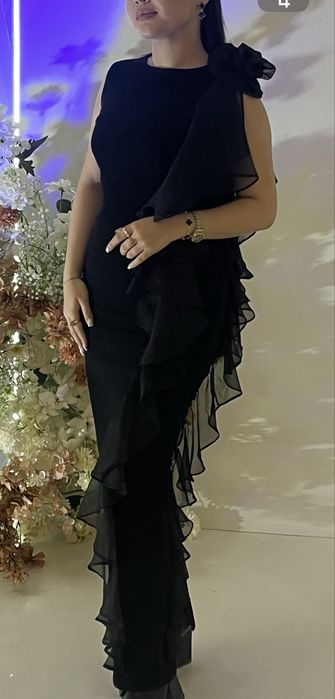 Женственное платья вечерние