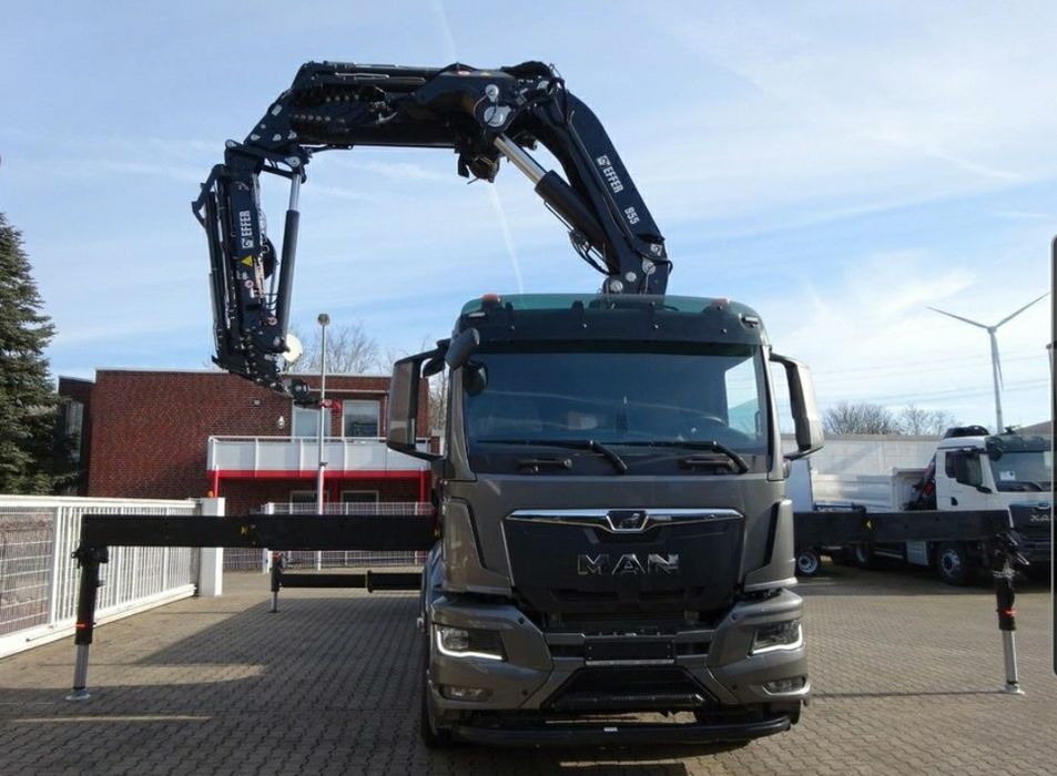Camion cu macara  de inchiriat transport containere
