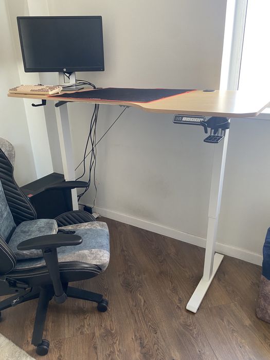 Компьютерный стол с регулировкой высоты
