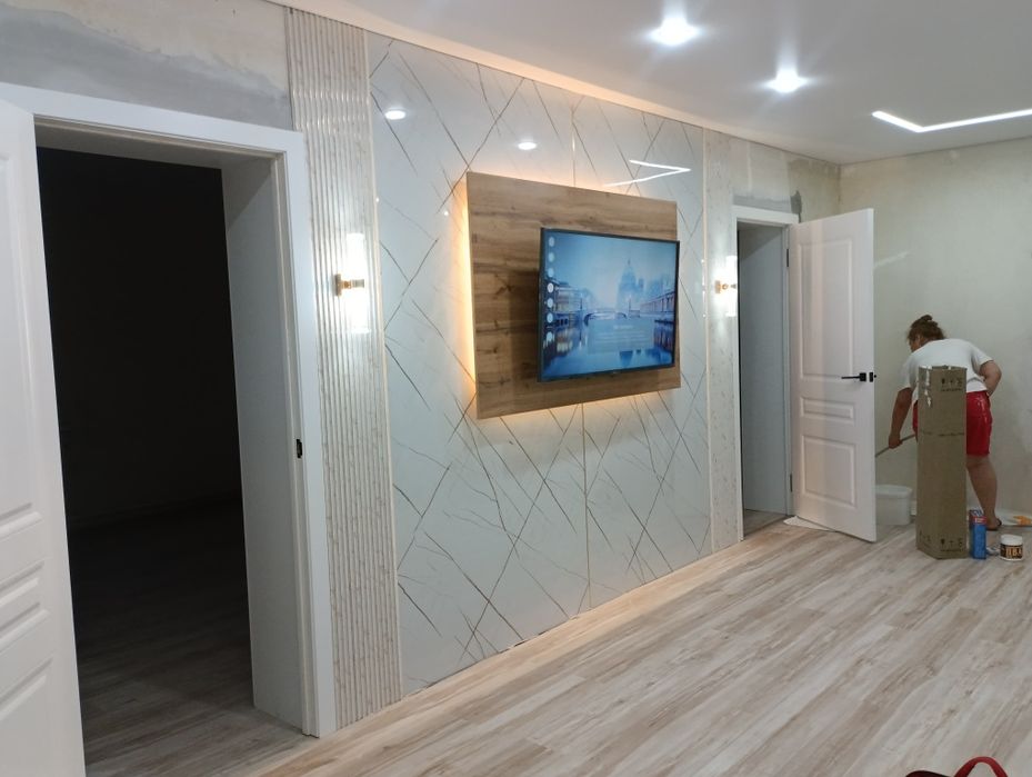 Поклейка обоев .