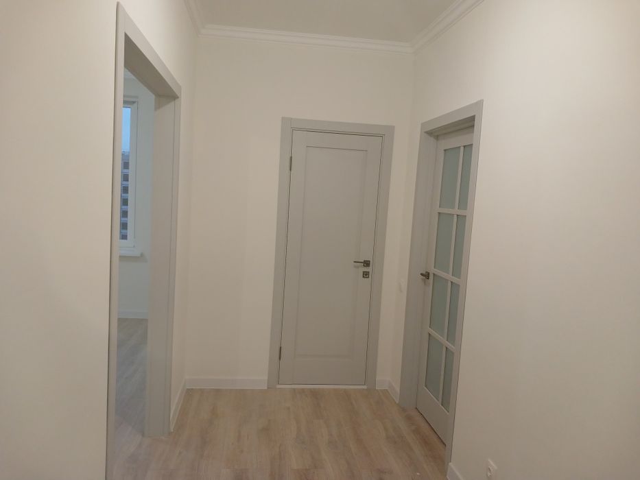 Есік  орнатамын . Установка межкомнатный дверей