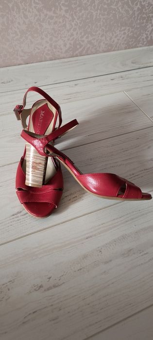 Дамски сандали от естествена кожа