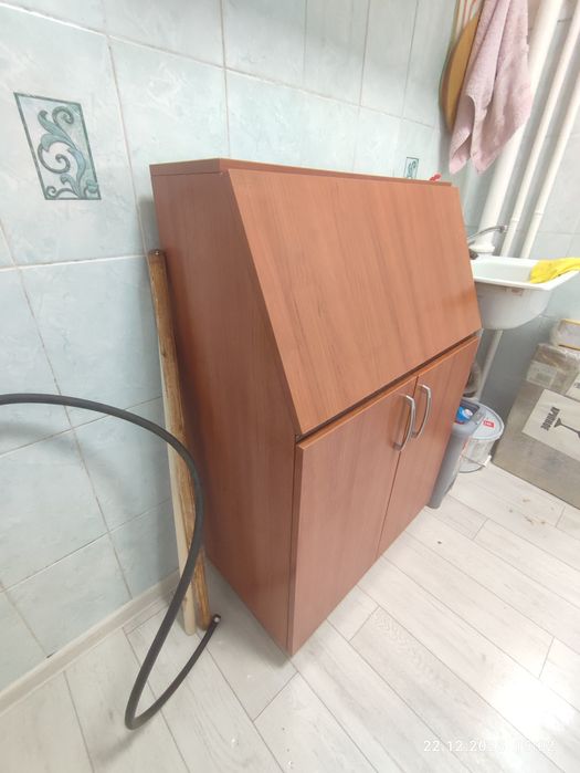 Продам секретер.