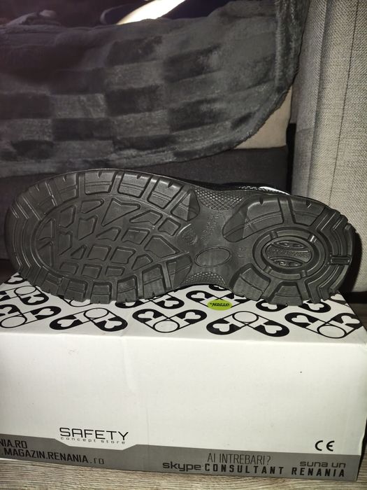 Bocanci de protecție cu bombeu metalic noi Nr 41