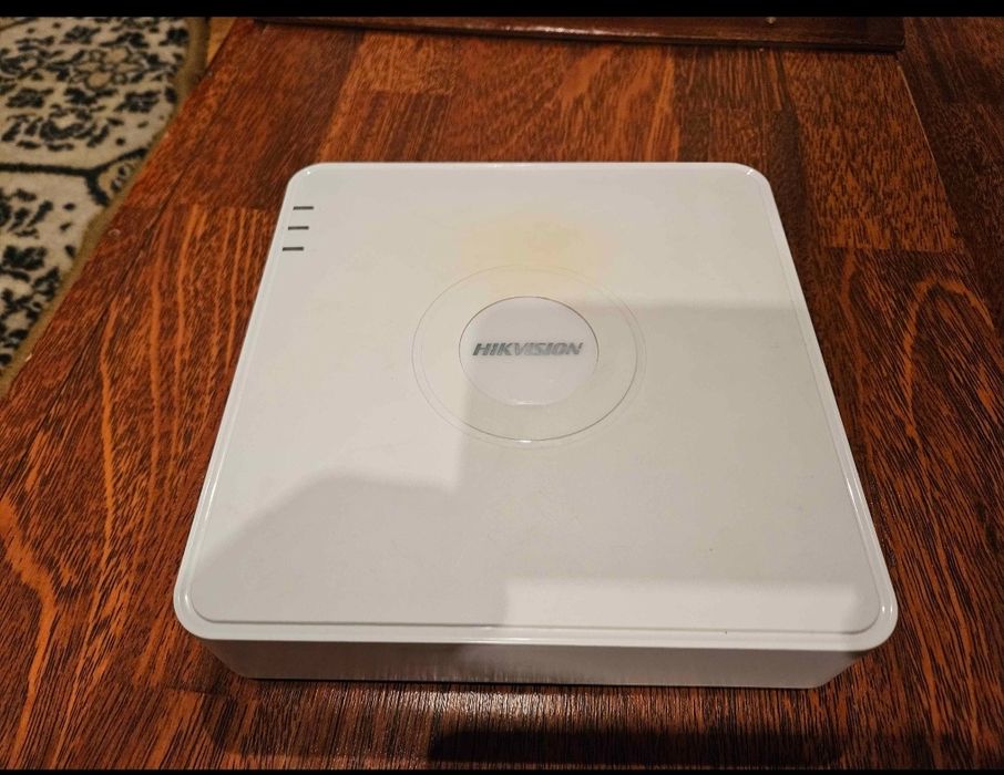 DVR camere supraveghere Hikvision pentru 4 camere + Hard 1TB