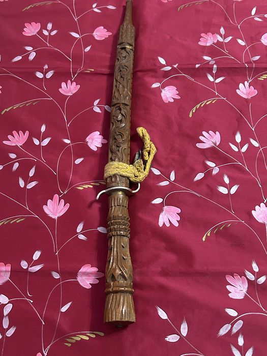 Sabie decorativă artizanală cu teacă din lemn sculptat