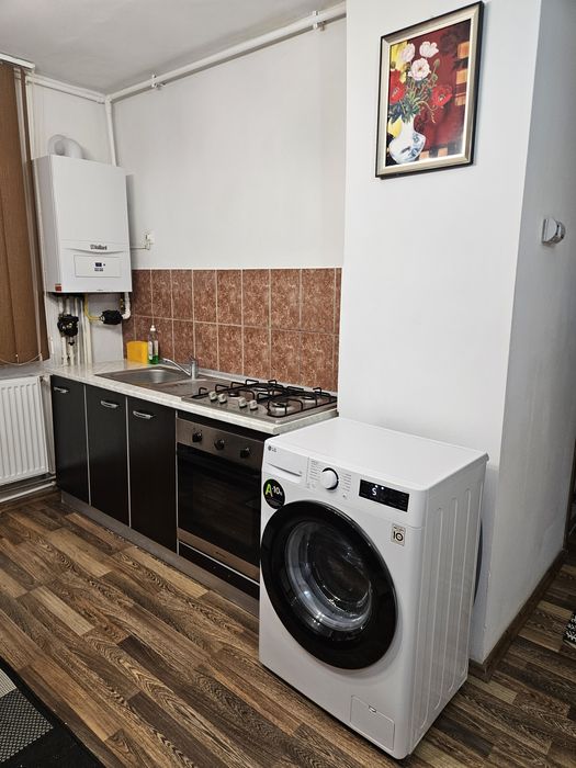 Închiriez apartament cu 3 camere