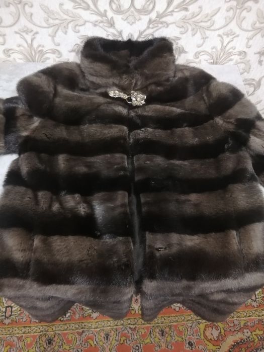 Продам шубу женскую.