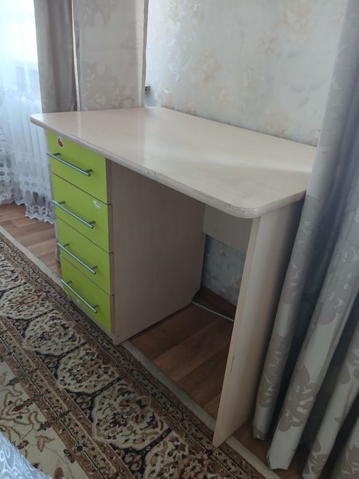 Стол письменный для учащегося.