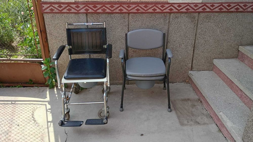 vand scaun cu wc toaleta si scaun cu rotile pentru persoane cu dizabilitati 350 lei neg