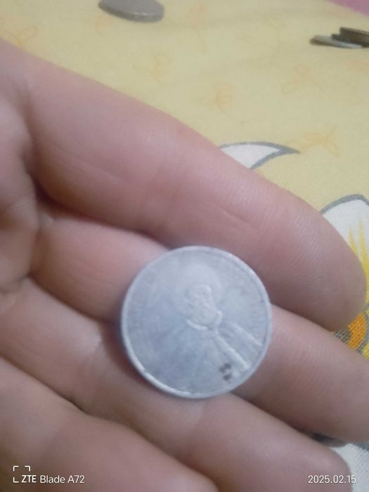 Vând 4monede50lire republica italiana1979m,vând1moneda5000lei2004 ,