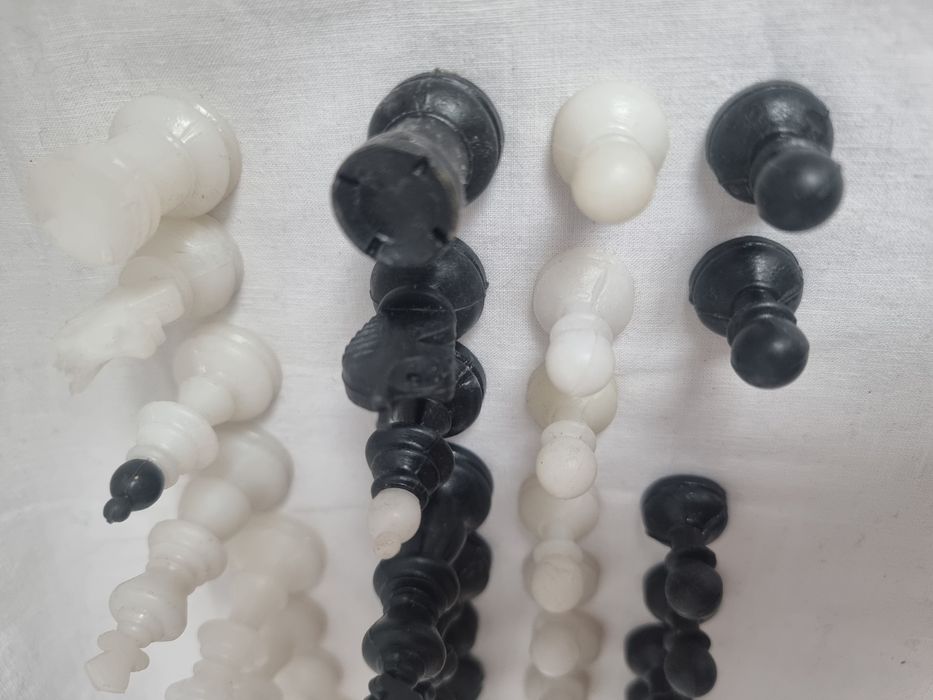 Piese de șah din plastic, românești, vechi