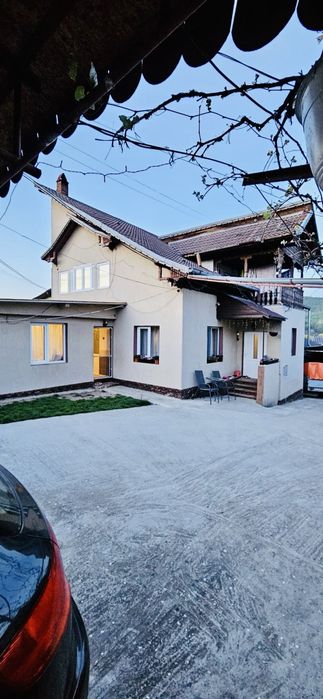 Casă de vânzare cu teren generos și livadă pe rod în spate