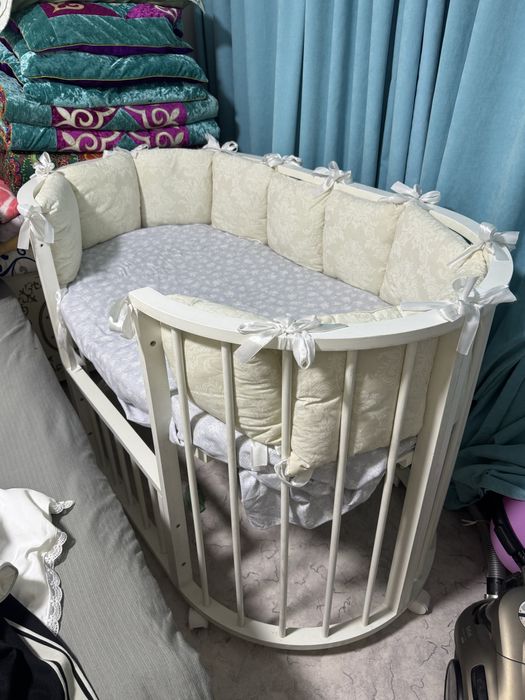 Продам детскую белую кровать из дерево