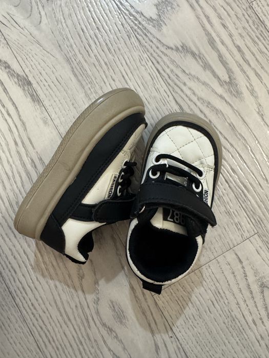 Кроссовки на весну и лето