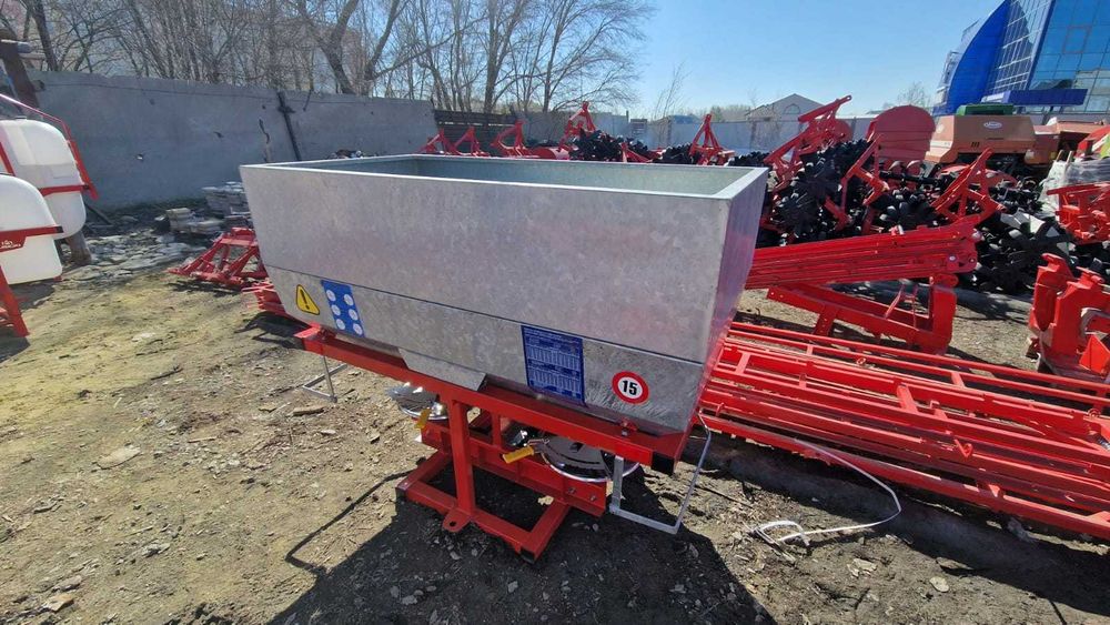 Разбрасыватель удобрений РУМ 1000 оцинкованный бункер