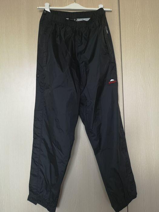 Pantaloni impermeabili rezistenti la ploaie si vant