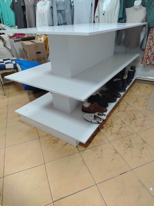 Продается витрина деревянная