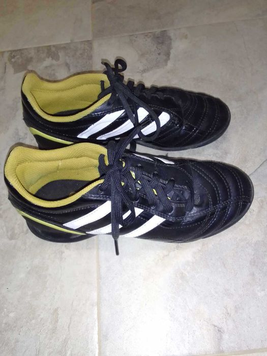 Продавам детски стоножки адидас 35 номер, много запазени, ест. кожа.