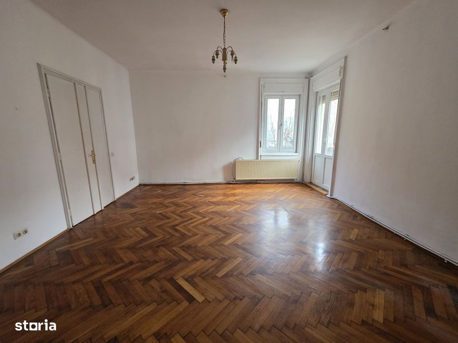 De închiriat apartament 3 camere – Piața 700