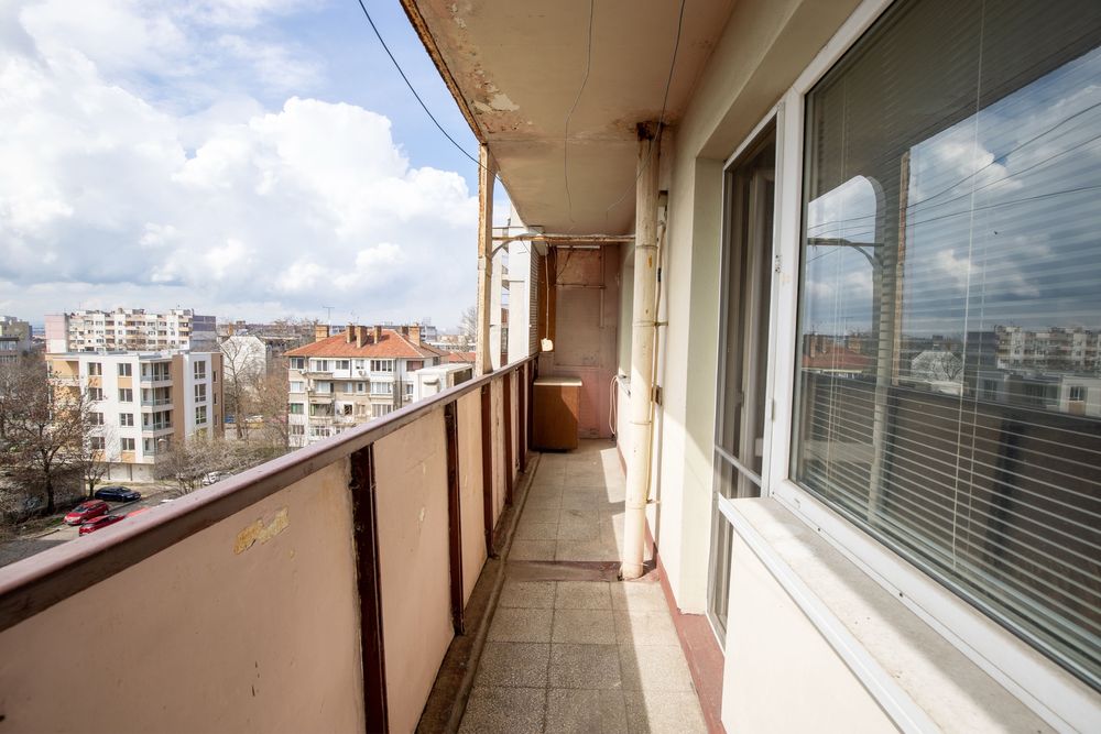 Просторен Тристаен Панелен Апартамент в Кв. Възраждане - Четири Отделни Стаи!