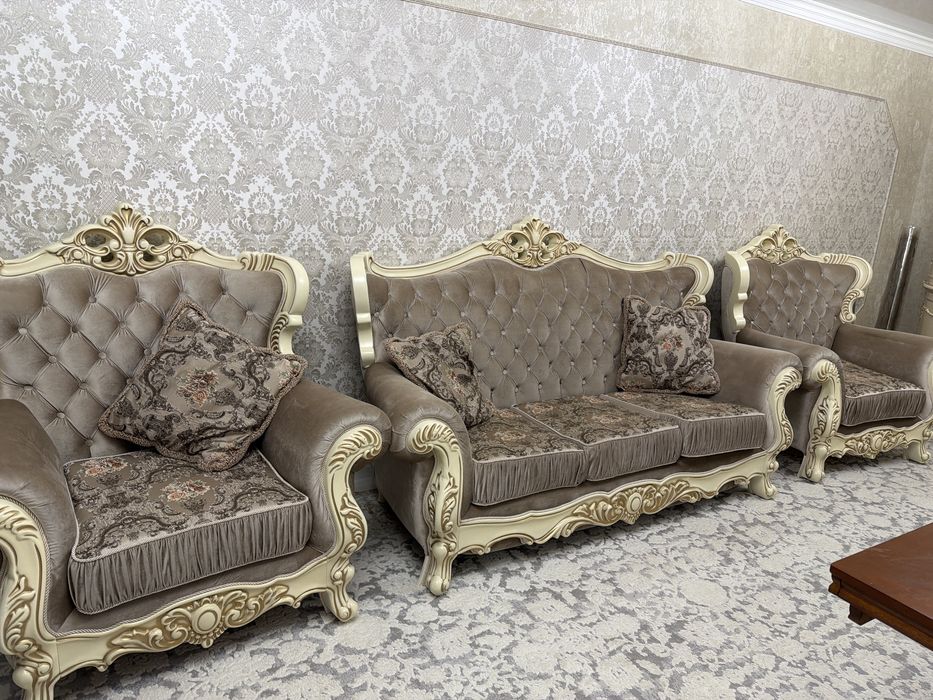 Продам диван и два кресла