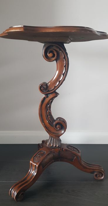 Măsuță veche Art Nouveau din lemn masiv sculptat