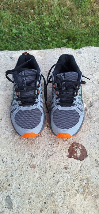 Vand pantofi Asics in stare aproape noi.