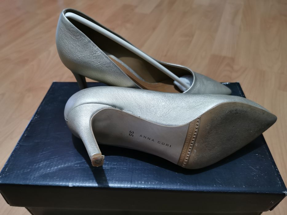 Vând pantofi Anna Cori 

Vând pantofi eleganti dama cu toc de ina