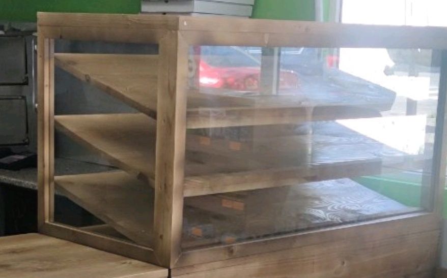 Стелажи от масивна дървесина