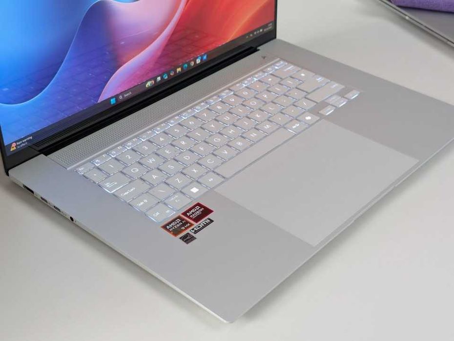 AMD Ryzen AI 9 HX 370/32GB RAM/1TB SSD NVMe/Ati Radeon 890m/ASUS Zenbook 16 S/16 OLED touch 2880x1800 2.8K 120Hz