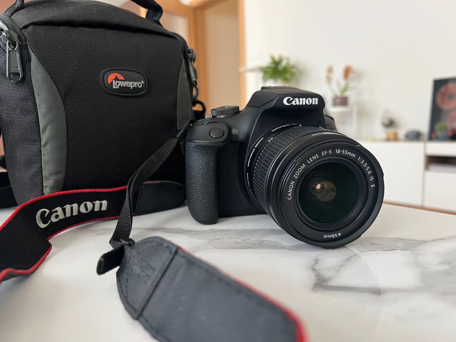 Фотоапарат Canon EOS 2000D (като нов)