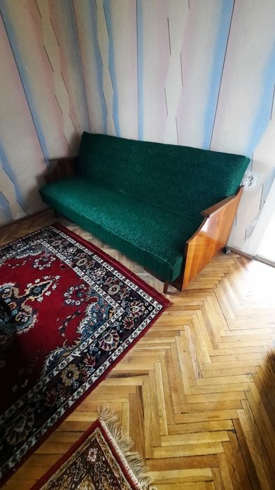 Vand mobilă veche cu 2 canapele extensibile în stare foarte bună.