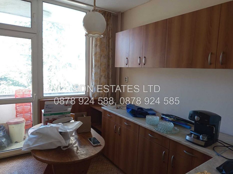 Продава четиристаен апартамент в центъра на града