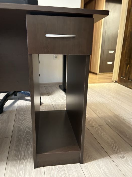 Бюро тъмно кафяво